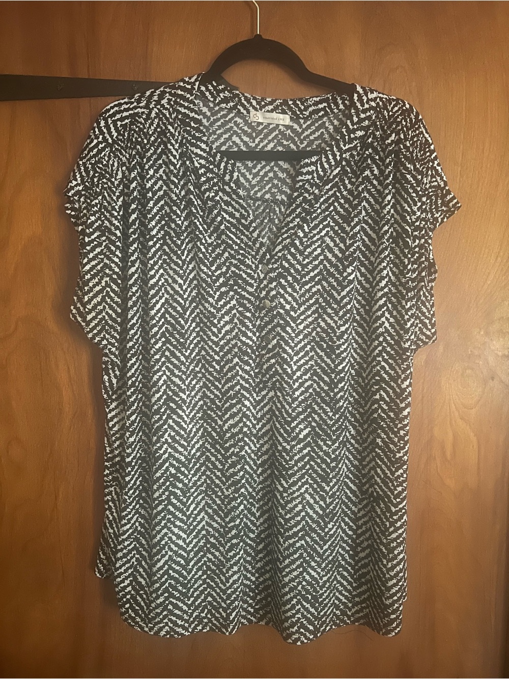 Black & White Chevron V-Neck Short Sleeve Blouse